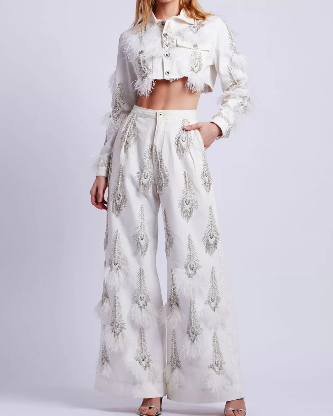 PatBO - Jean Décontracté en Denim Brodé Main et Orné de Plumes - Blanc Éclatant (Soldes Finales - Promotion Exclusive)