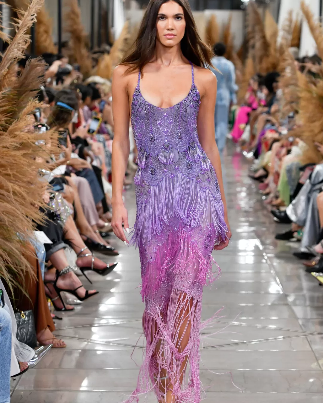 Robe longue dégradé perlée main - PatBO en lilas éclatant (Collection Artisanale)